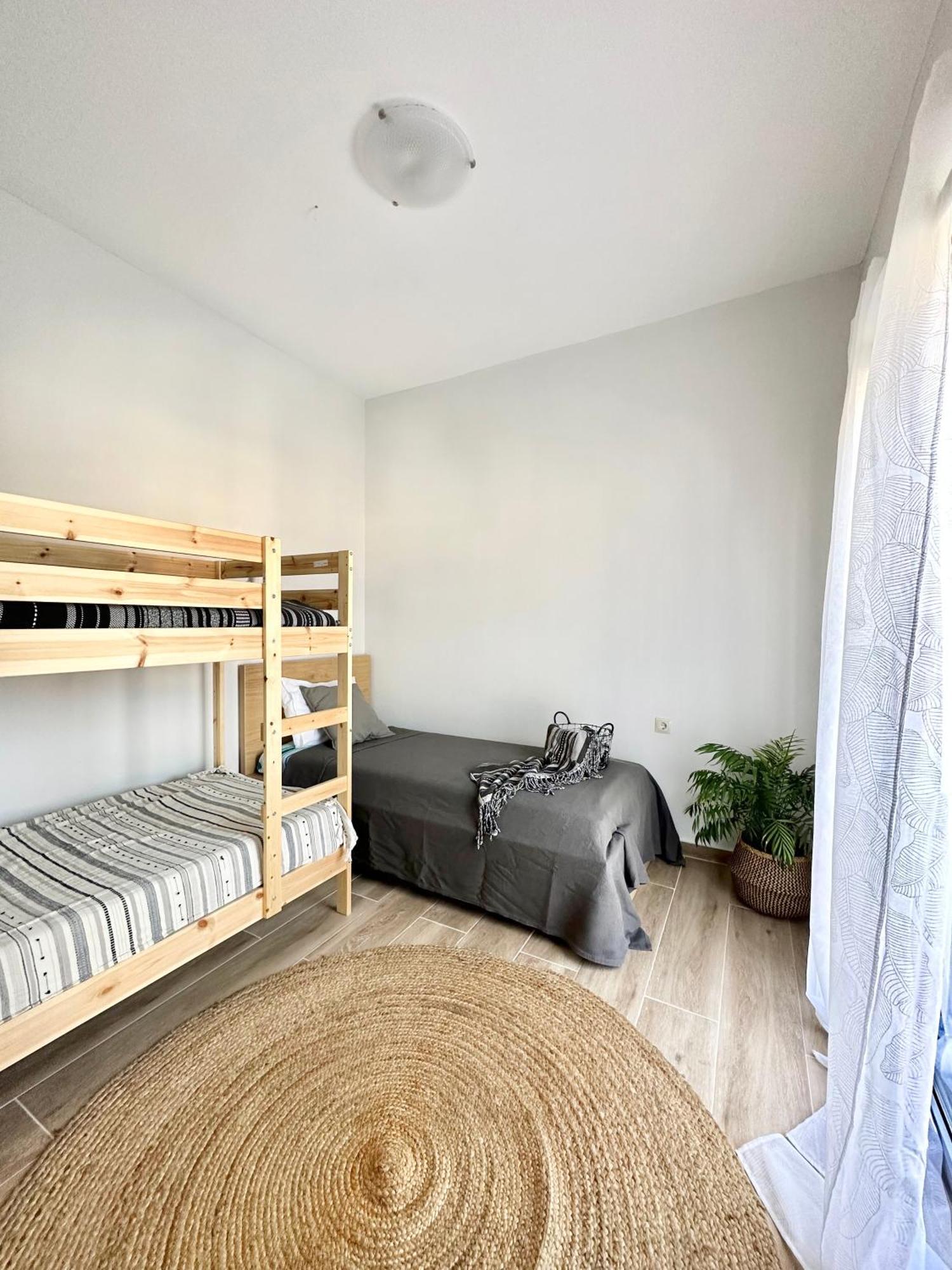 Exquisite 4-bedroom Prestige Apartment *