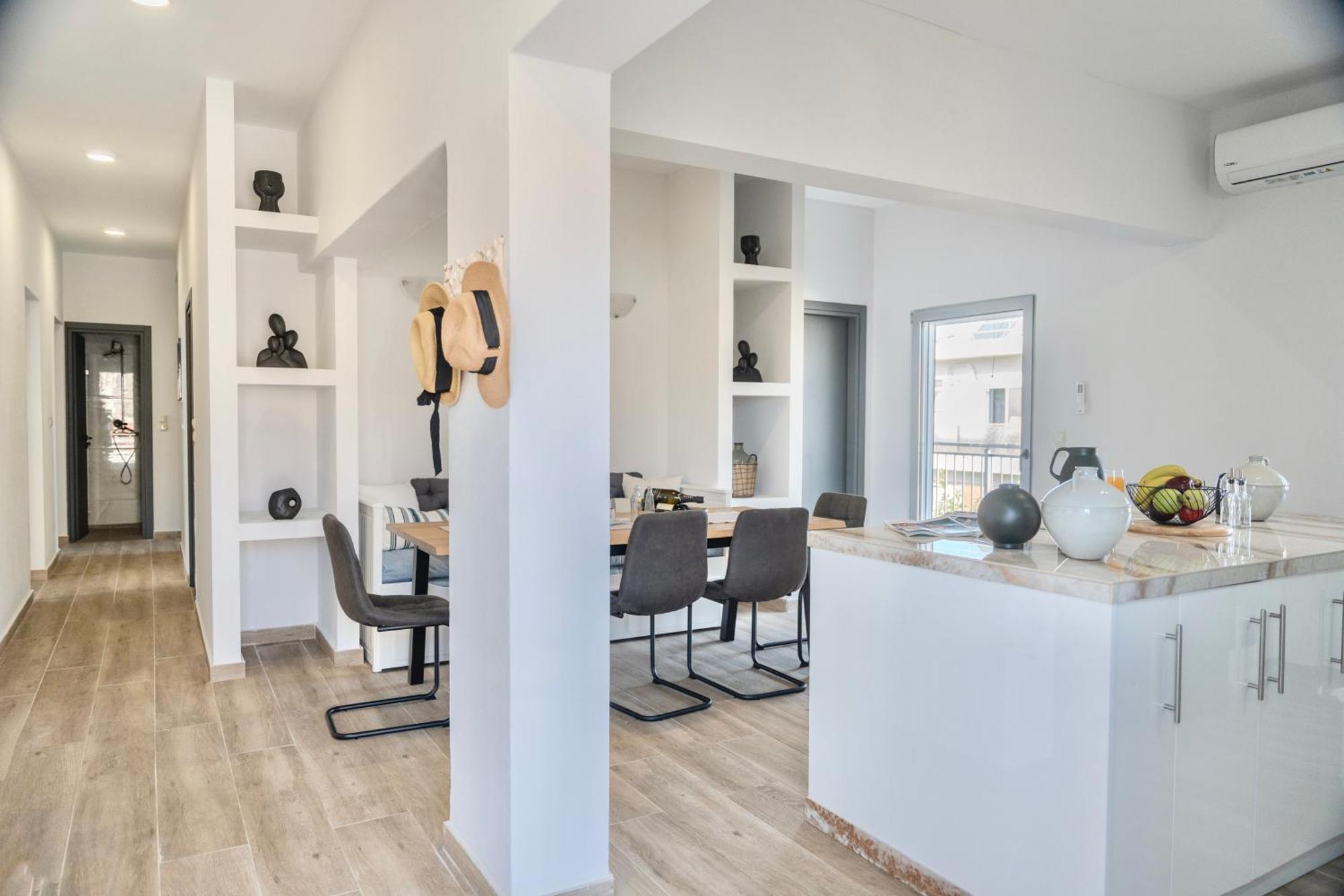 Exquisite 4-bedroom Prestige Apartment *